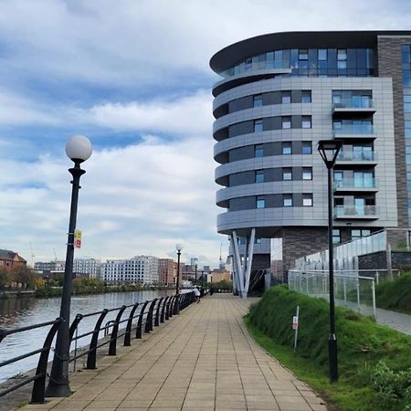 Manchester'S Luxurious 2-Bed Haven With Balcony - Canal Views & Proximity To Manchester United المظهر الخارجي الصورة