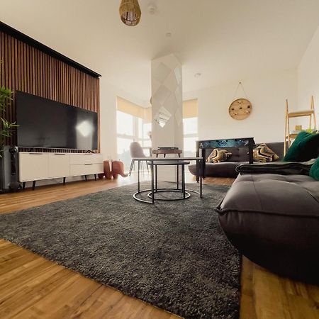 Manchester'S Luxurious 2-Bed Haven With Balcony - Canal Views & Proximity To Manchester United المظهر الخارجي الصورة