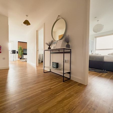 Manchester'S Luxurious 2-Bed Haven With Balcony - Canal Views & Proximity To Manchester United المظهر الخارجي الصورة