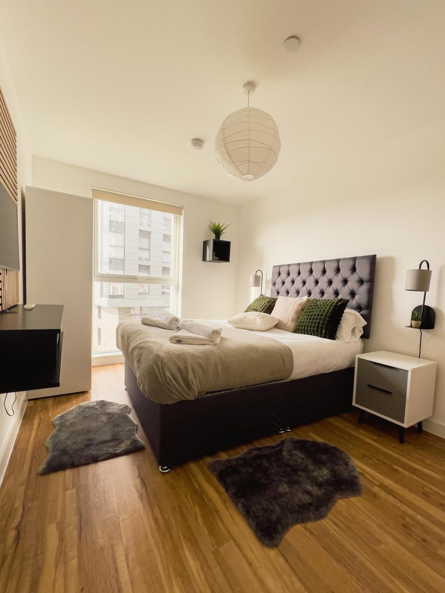 Manchester'S Luxurious 2-Bed Haven With Balcony - Canal Views & Proximity To Manchester United المظهر الخارجي الصورة