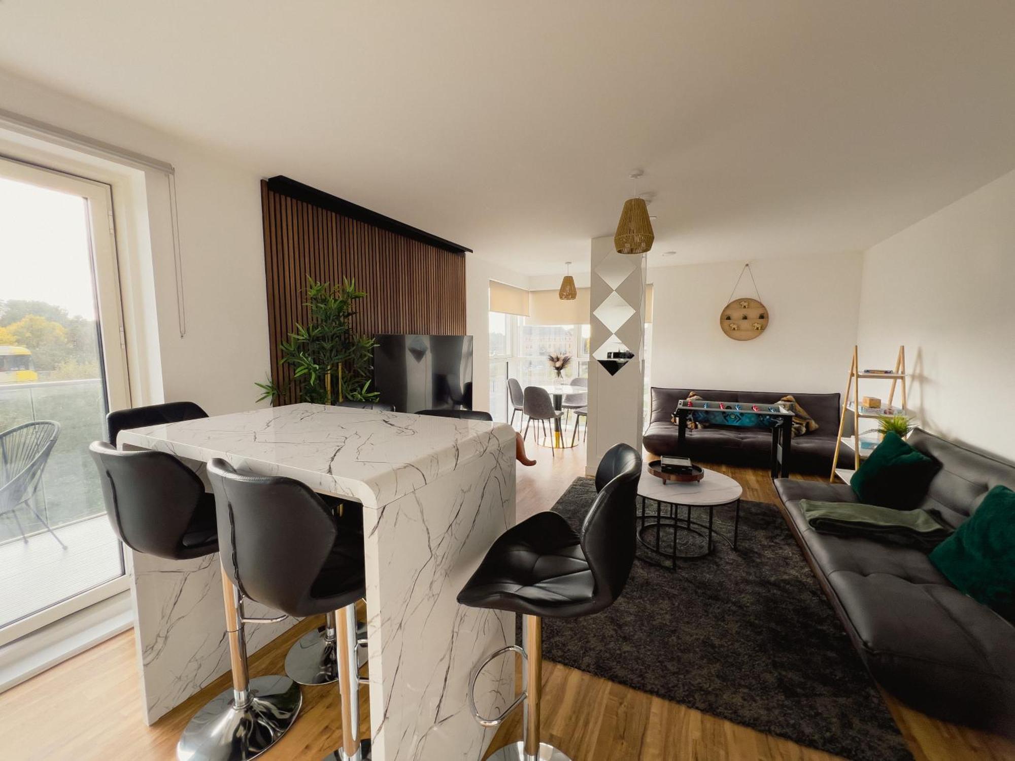 Manchester'S Luxurious 2-Bed Haven With Balcony - Canal Views & Proximity To Manchester United المظهر الخارجي الصورة