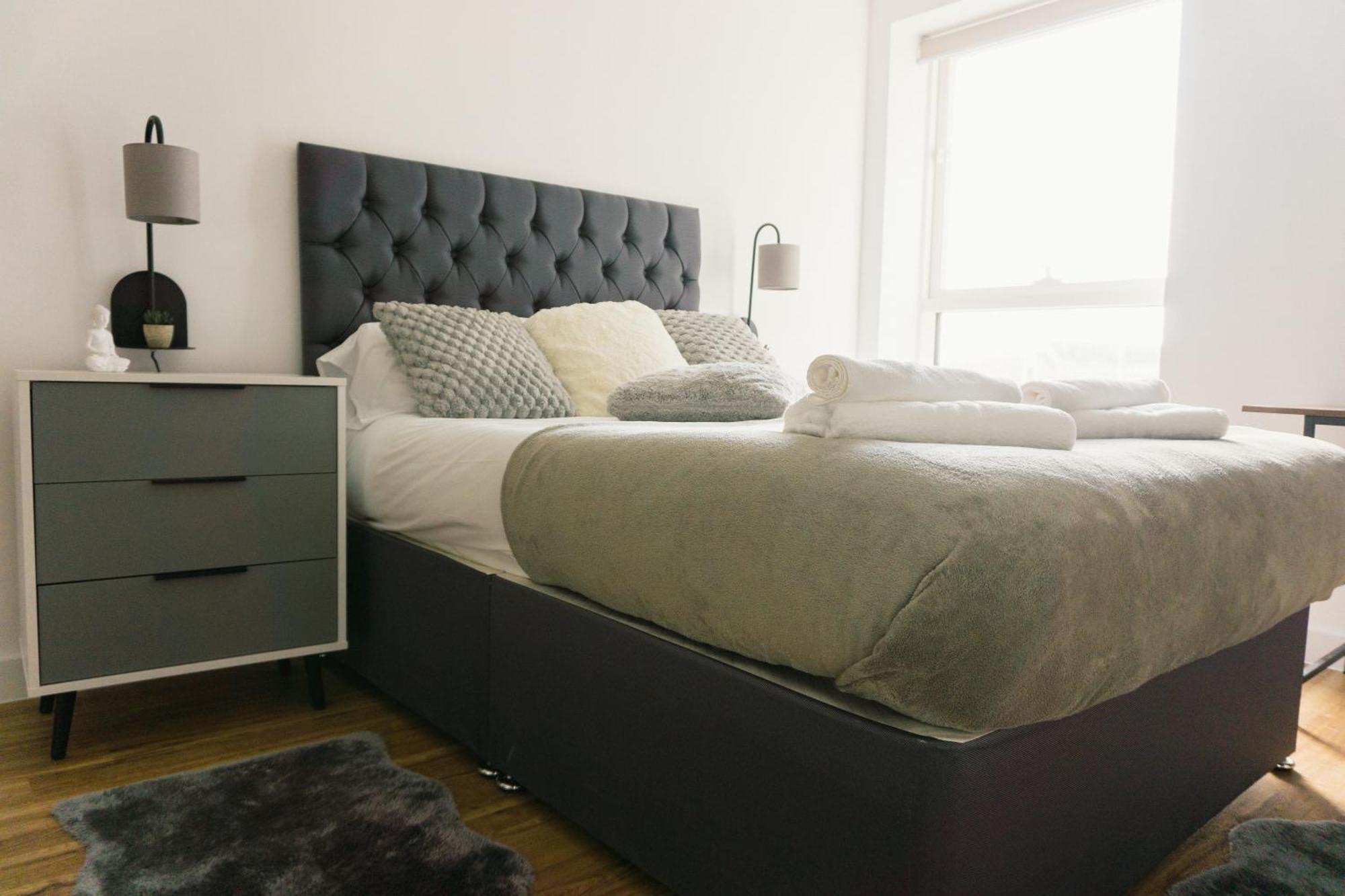 Manchester'S Luxurious 2-Bed Haven With Balcony - Canal Views & Proximity To Manchester United المظهر الخارجي الصورة