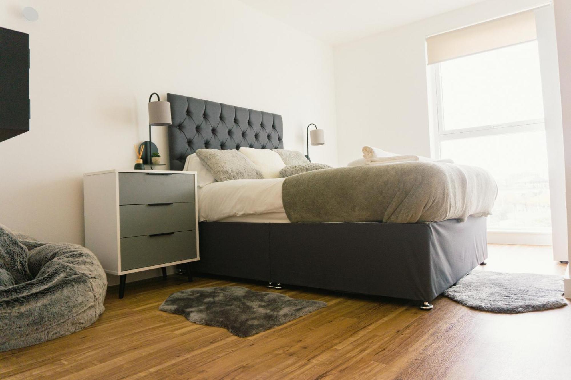 Manchester'S Luxurious 2-Bed Haven With Balcony - Canal Views & Proximity To Manchester United المظهر الخارجي الصورة