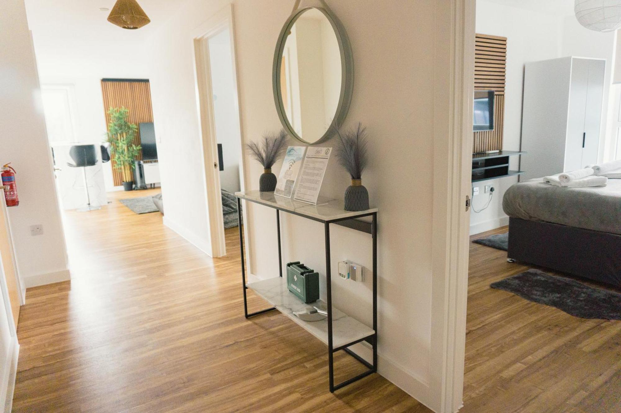 Manchester'S Luxurious 2-Bed Haven With Balcony - Canal Views & Proximity To Manchester United المظهر الخارجي الصورة