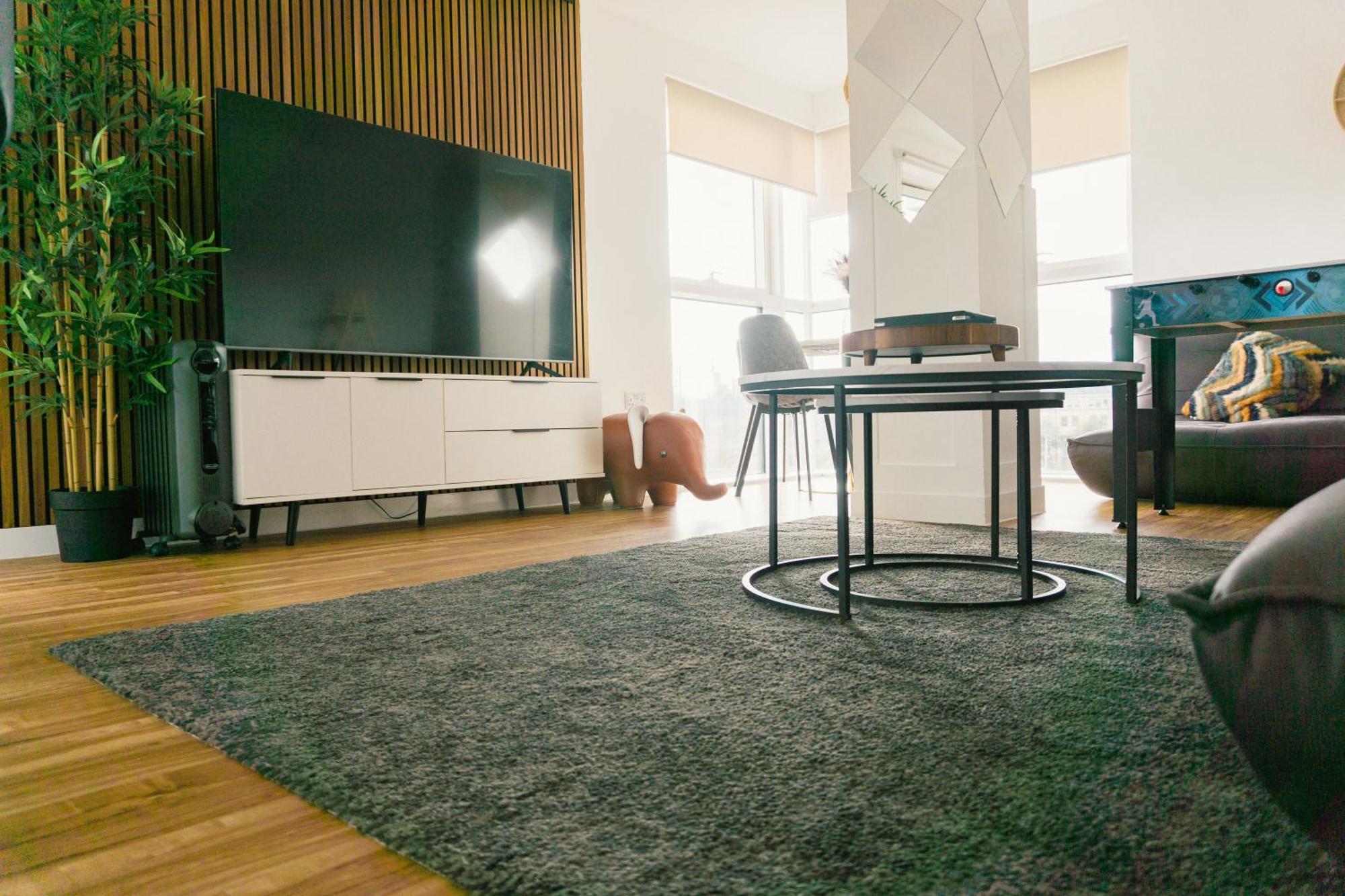 Manchester'S Luxurious 2-Bed Haven With Balcony - Canal Views & Proximity To Manchester United المظهر الخارجي الصورة