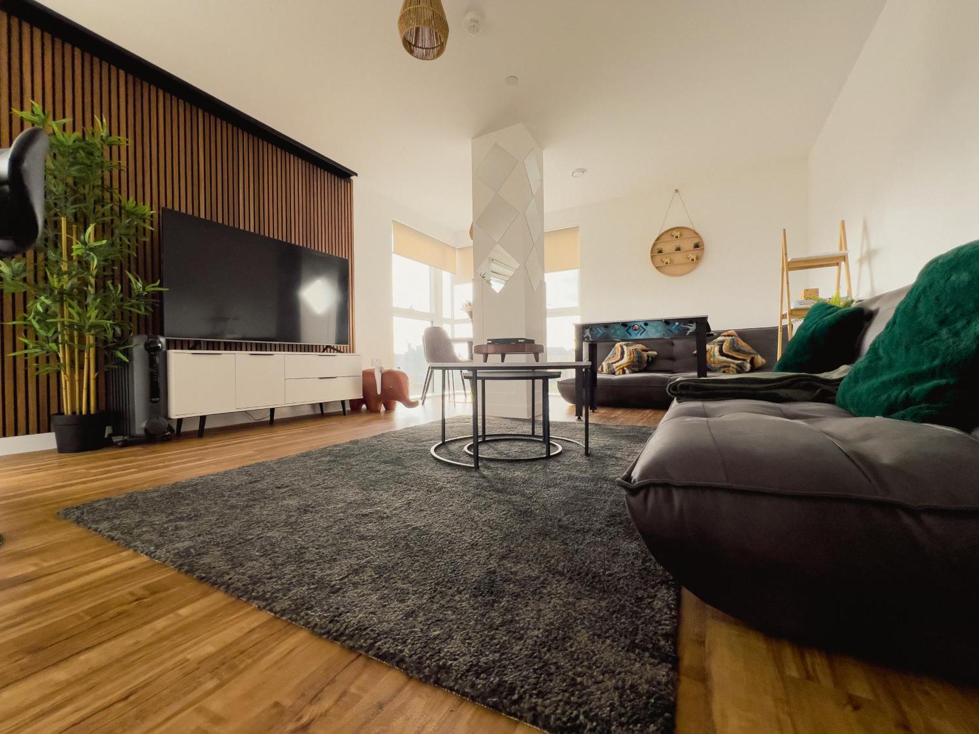 Manchester'S Luxurious 2-Bed Haven With Balcony - Canal Views & Proximity To Manchester United المظهر الخارجي الصورة