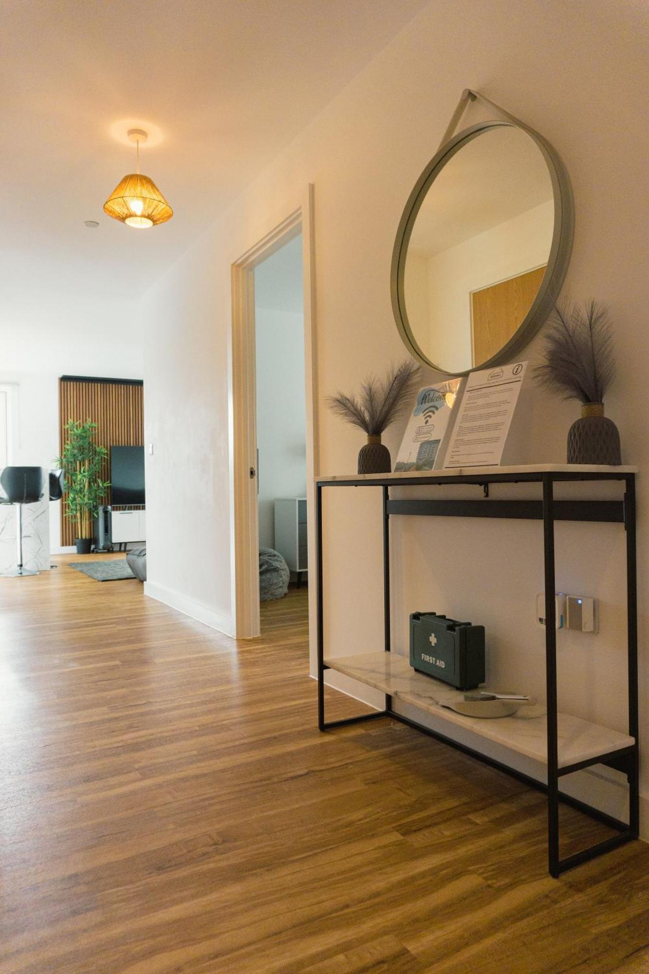 Manchester'S Luxurious 2-Bed Haven With Balcony - Canal Views & Proximity To Manchester United المظهر الخارجي الصورة