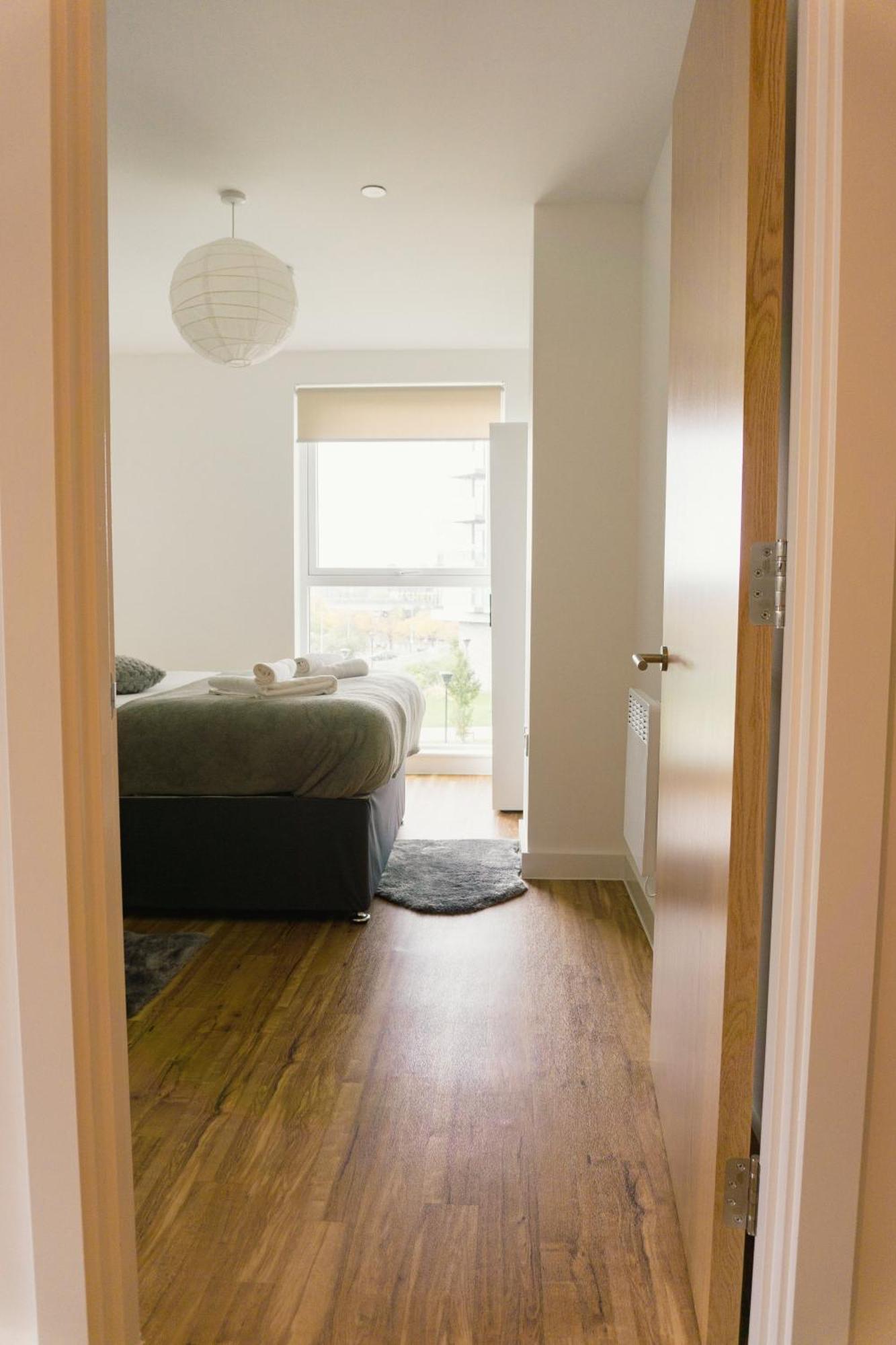 Manchester'S Luxurious 2-Bed Haven With Balcony - Canal Views & Proximity To Manchester United المظهر الخارجي الصورة