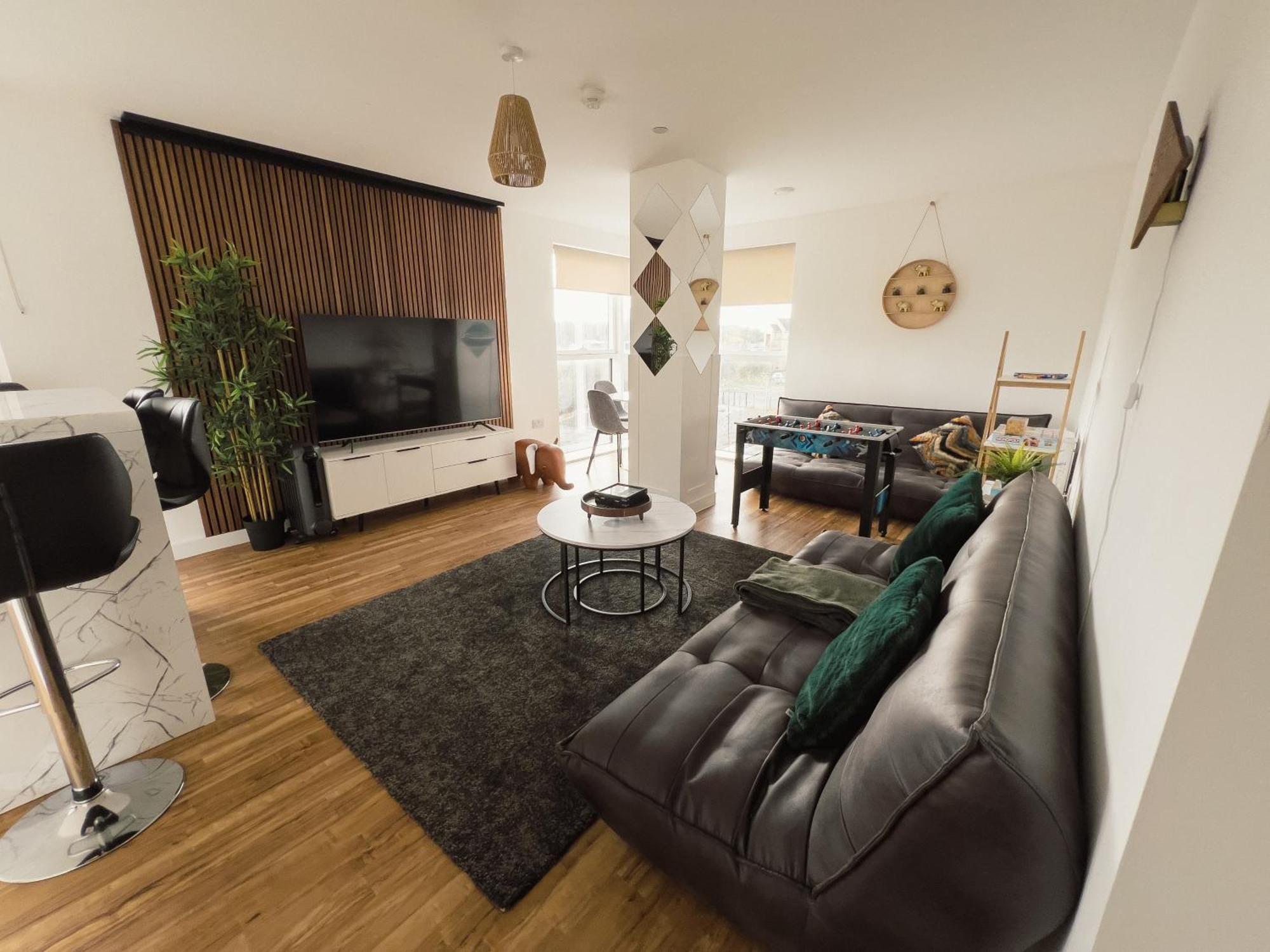 Manchester'S Luxurious 2-Bed Haven With Balcony - Canal Views & Proximity To Manchester United المظهر الخارجي الصورة