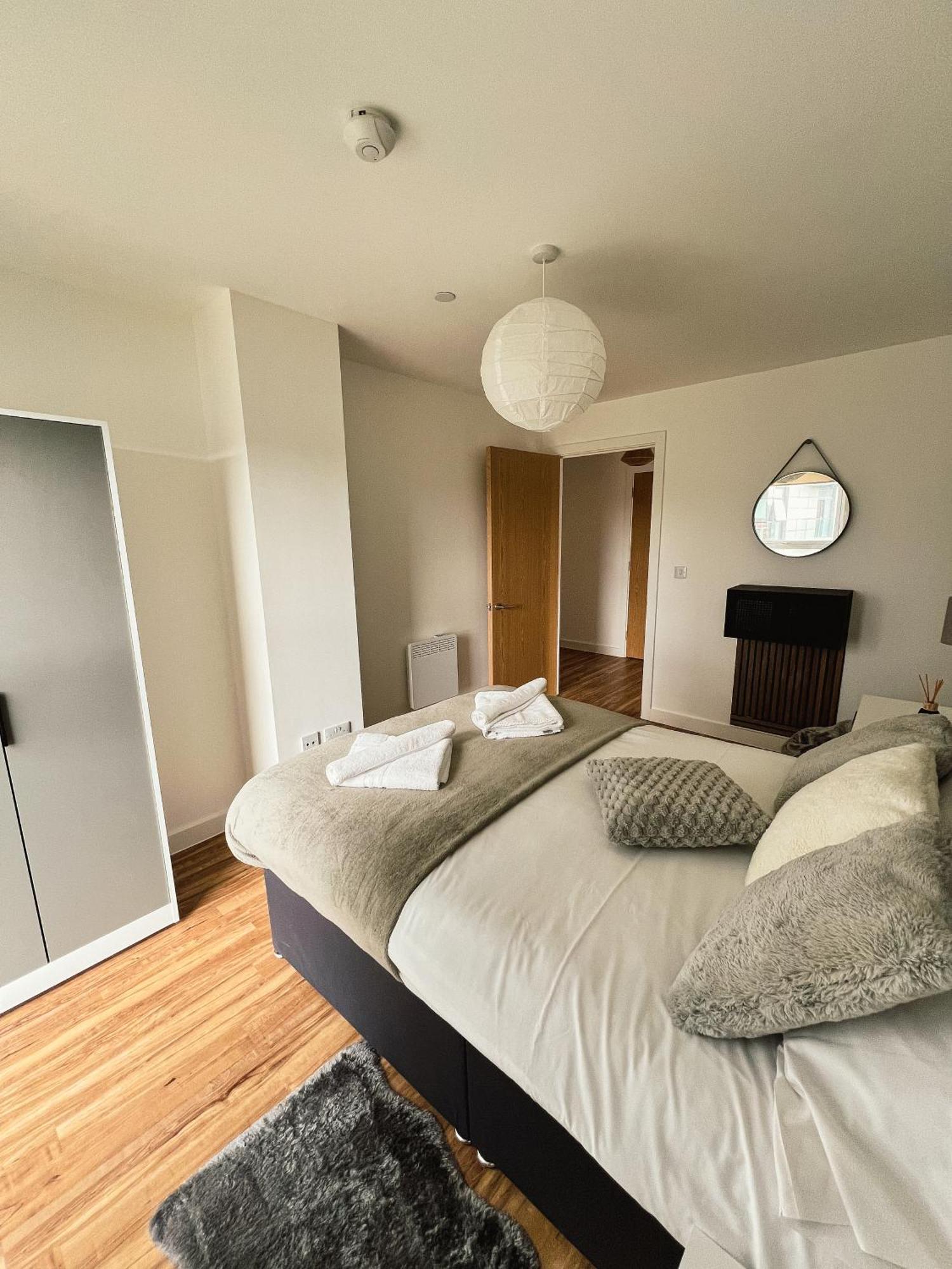 Manchester'S Luxurious 2-Bed Haven With Balcony - Canal Views & Proximity To Manchester United المظهر الخارجي الصورة