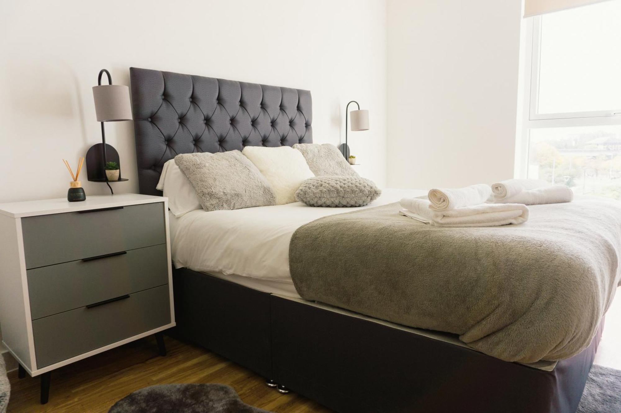 Manchester'S Luxurious 2-Bed Haven With Balcony - Canal Views & Proximity To Manchester United المظهر الخارجي الصورة