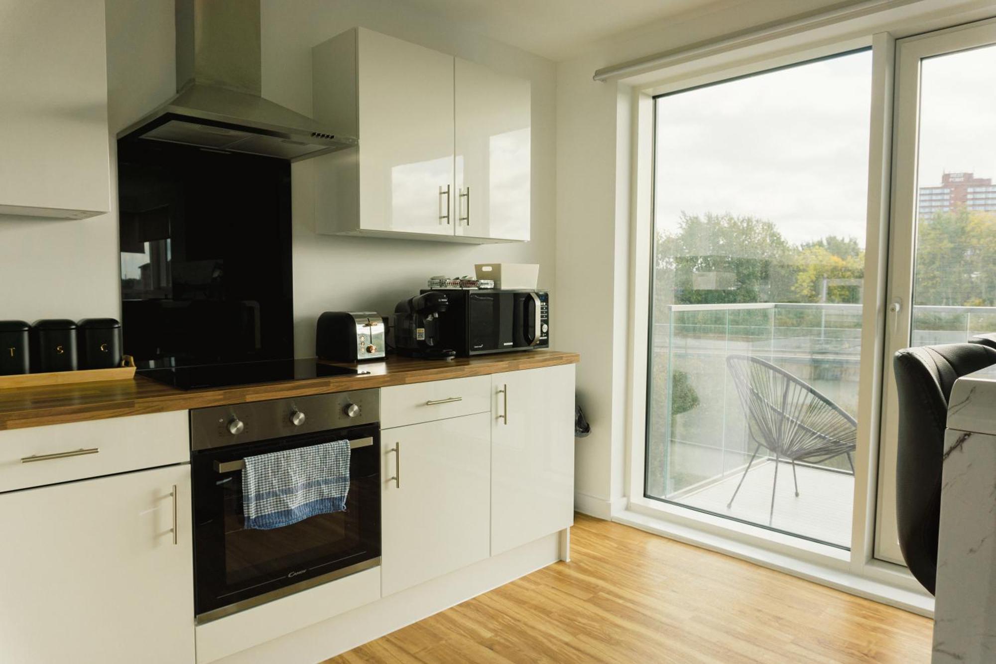 Manchester'S Luxurious 2-Bed Haven With Balcony - Canal Views & Proximity To Manchester United المظهر الخارجي الصورة