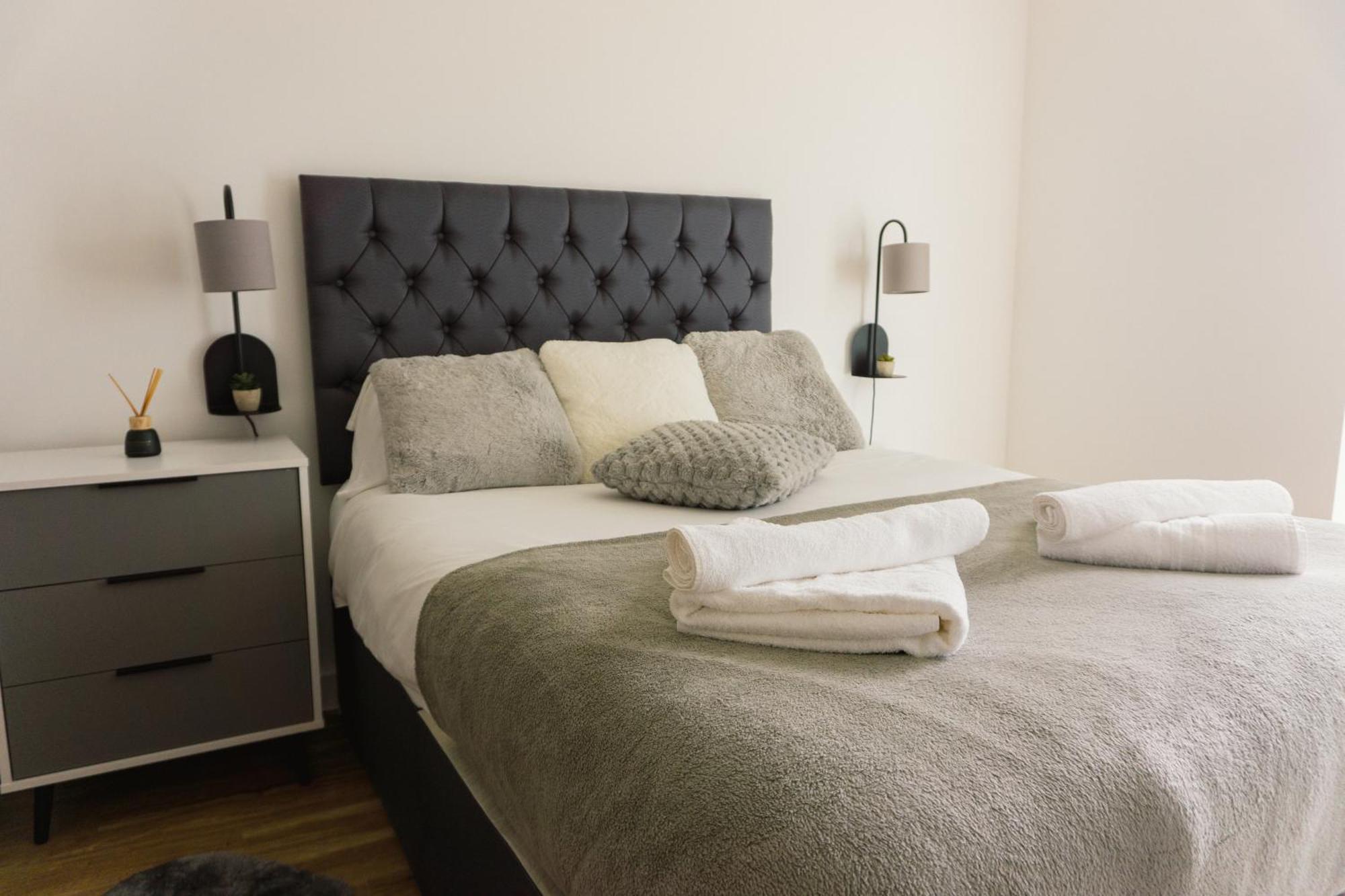 Manchester'S Luxurious 2-Bed Haven With Balcony - Canal Views & Proximity To Manchester United المظهر الخارجي الصورة