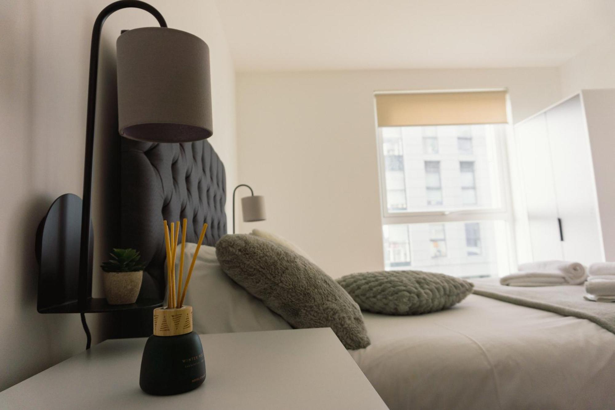 Manchester'S Luxurious 2-Bed Haven With Balcony - Canal Views & Proximity To Manchester United المظهر الخارجي الصورة