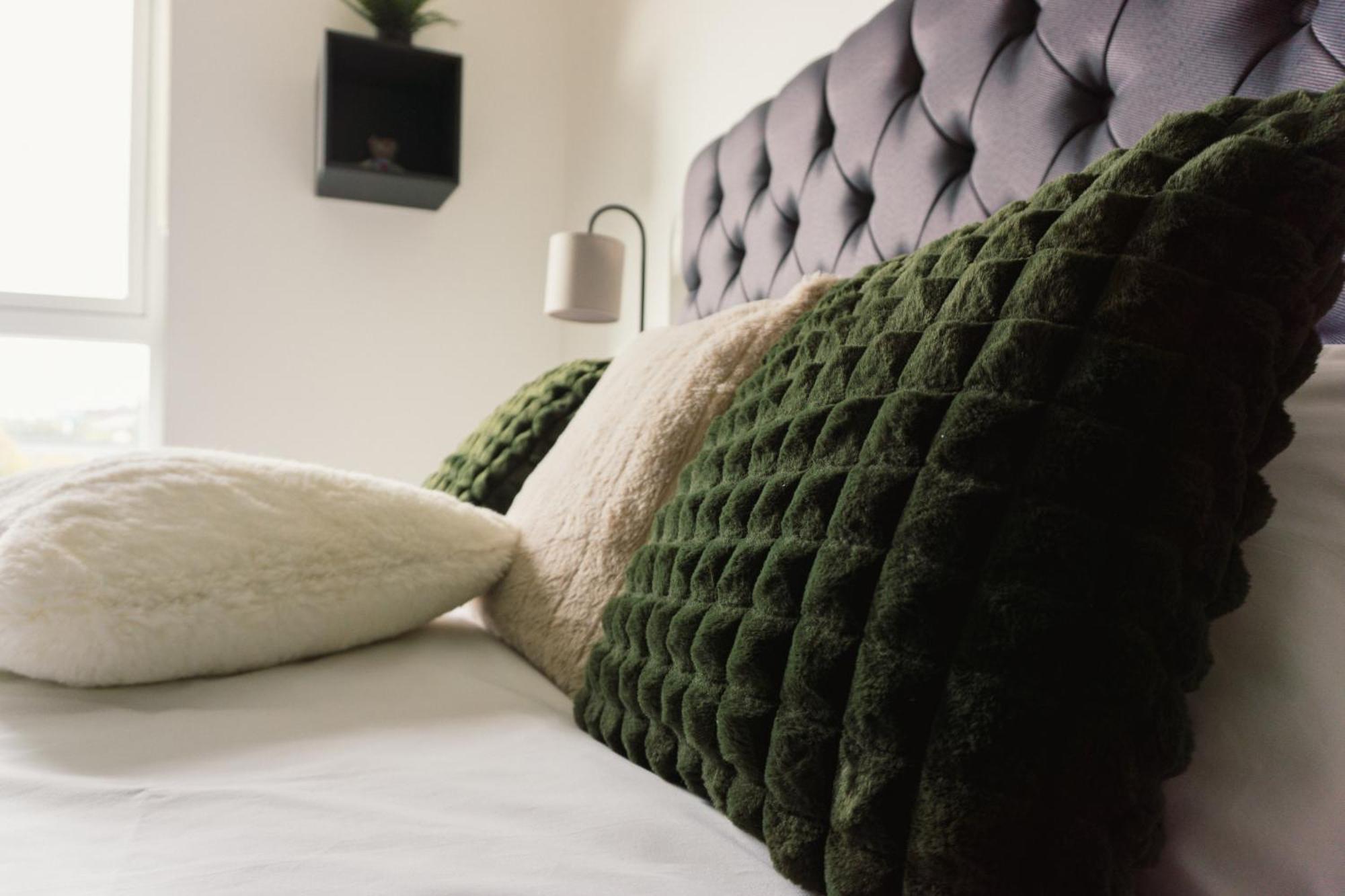 Manchester'S Luxurious 2-Bed Haven With Balcony - Canal Views & Proximity To Manchester United المظهر الخارجي الصورة