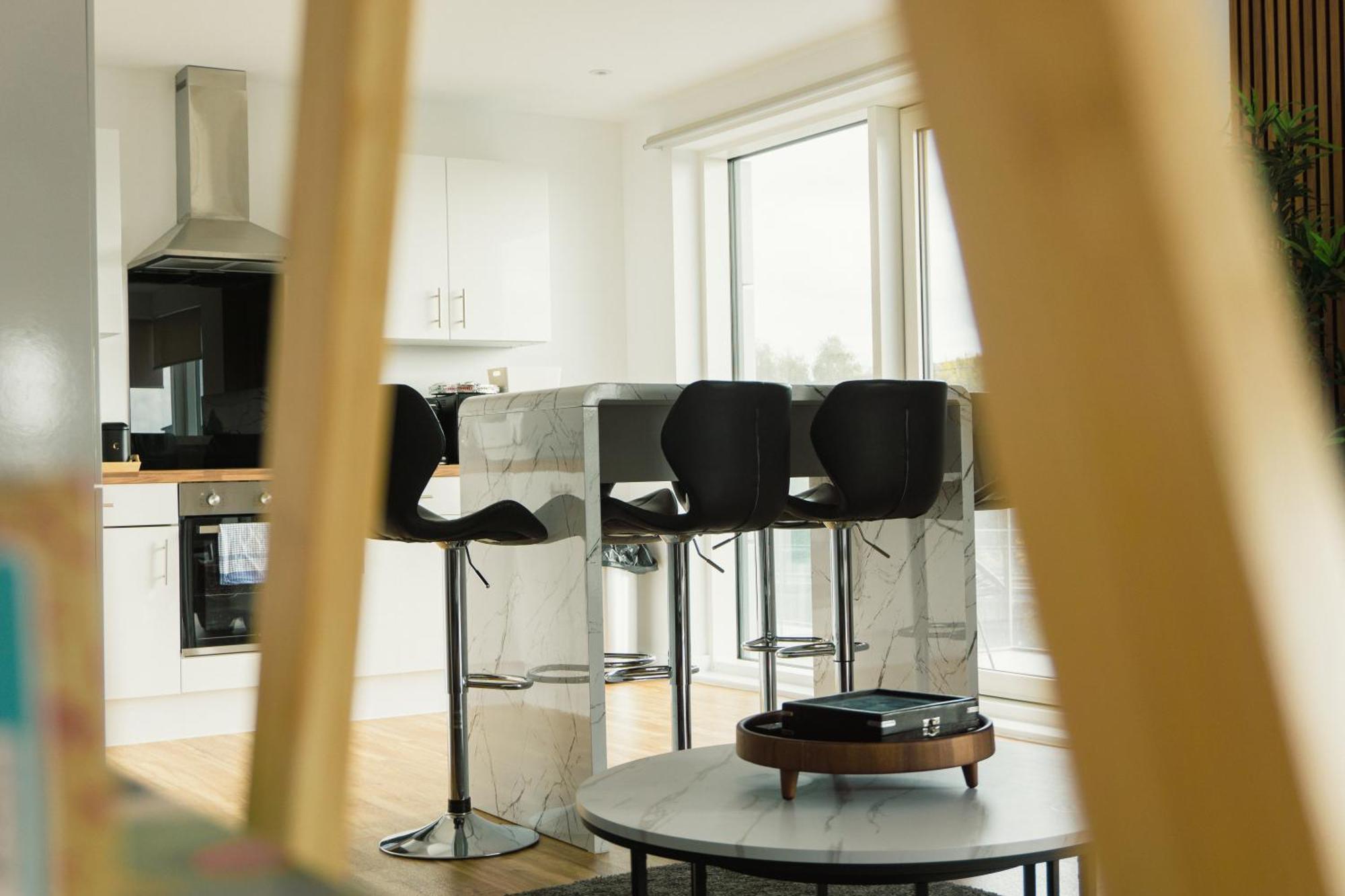 Manchester'S Luxurious 2-Bed Haven With Balcony - Canal Views & Proximity To Manchester United المظهر الخارجي الصورة