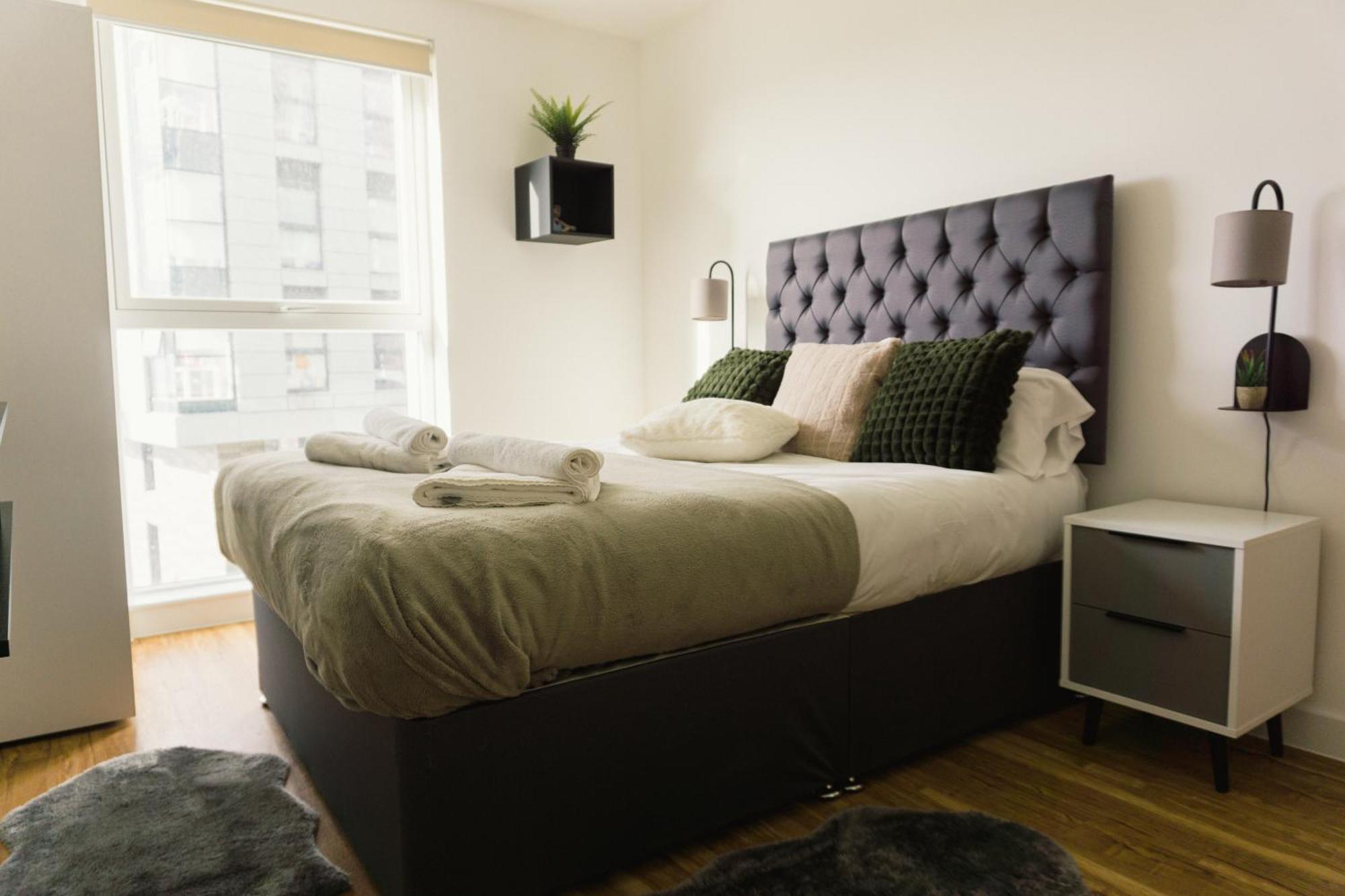Manchester'S Luxurious 2-Bed Haven With Balcony - Canal Views & Proximity To Manchester United المظهر الخارجي الصورة