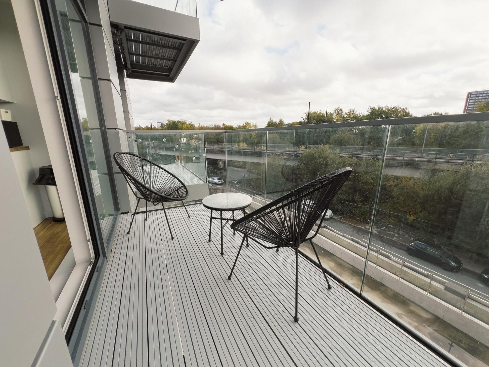 Manchester'S Luxurious 2-Bed Haven With Balcony - Canal Views & Proximity To Manchester United المظهر الخارجي الصورة