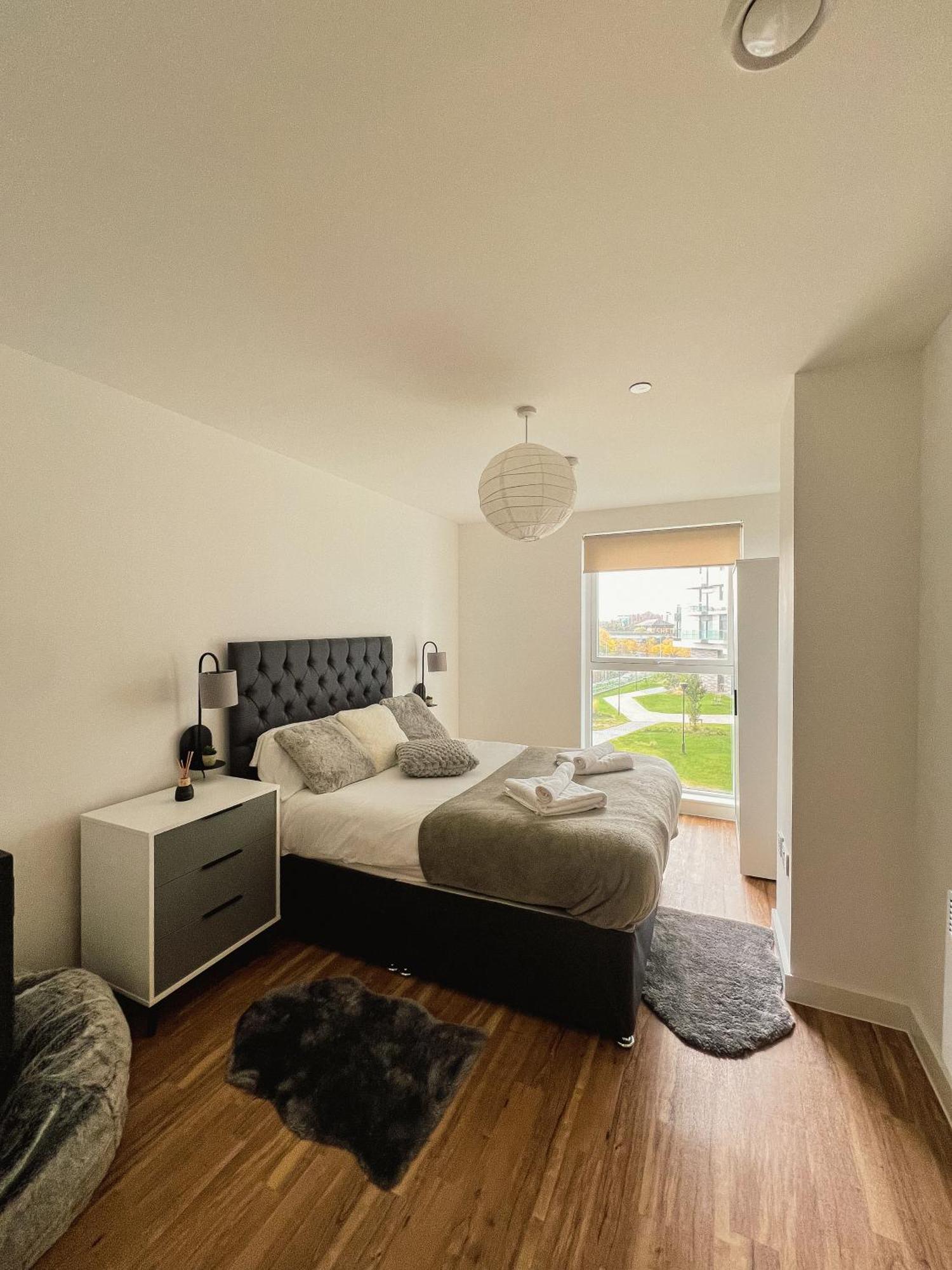 Manchester'S Luxurious 2-Bed Haven With Balcony - Canal Views & Proximity To Manchester United المظهر الخارجي الصورة