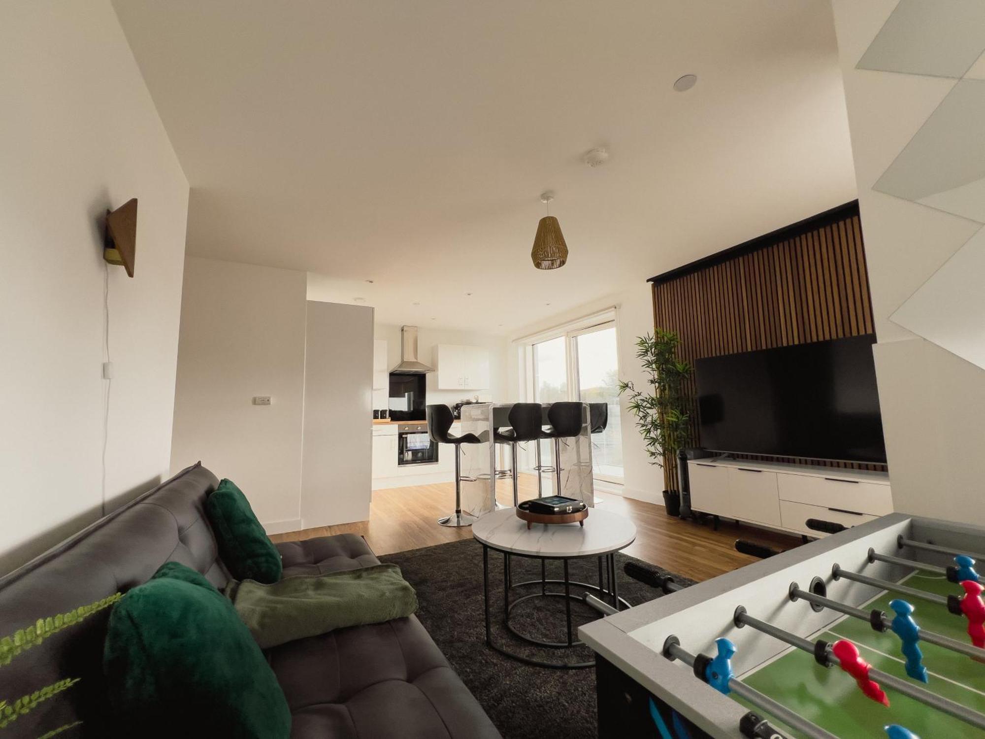 Manchester'S Luxurious 2-Bed Haven With Balcony - Canal Views & Proximity To Manchester United المظهر الخارجي الصورة